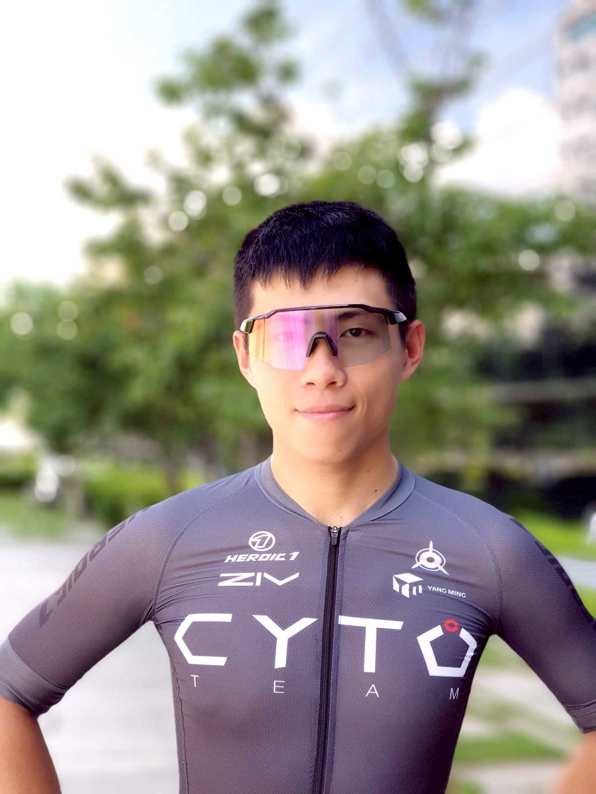 男性配戴RACE系列160亮黑框變色運動太陽眼鏡