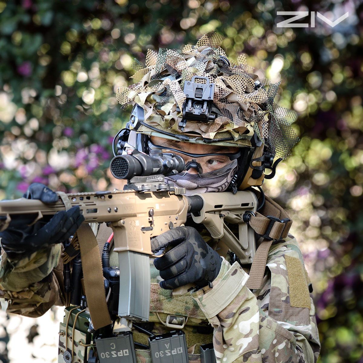 配戴ZIV-ACTION軍用安全眼鏡的射擊玩家