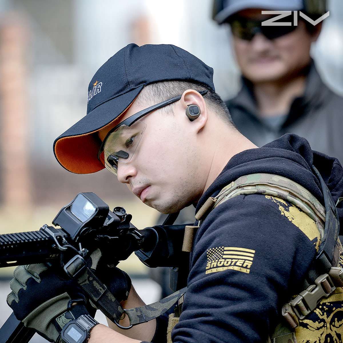 配戴ZIV-ACTION軍用安全眼鏡的射擊玩家
