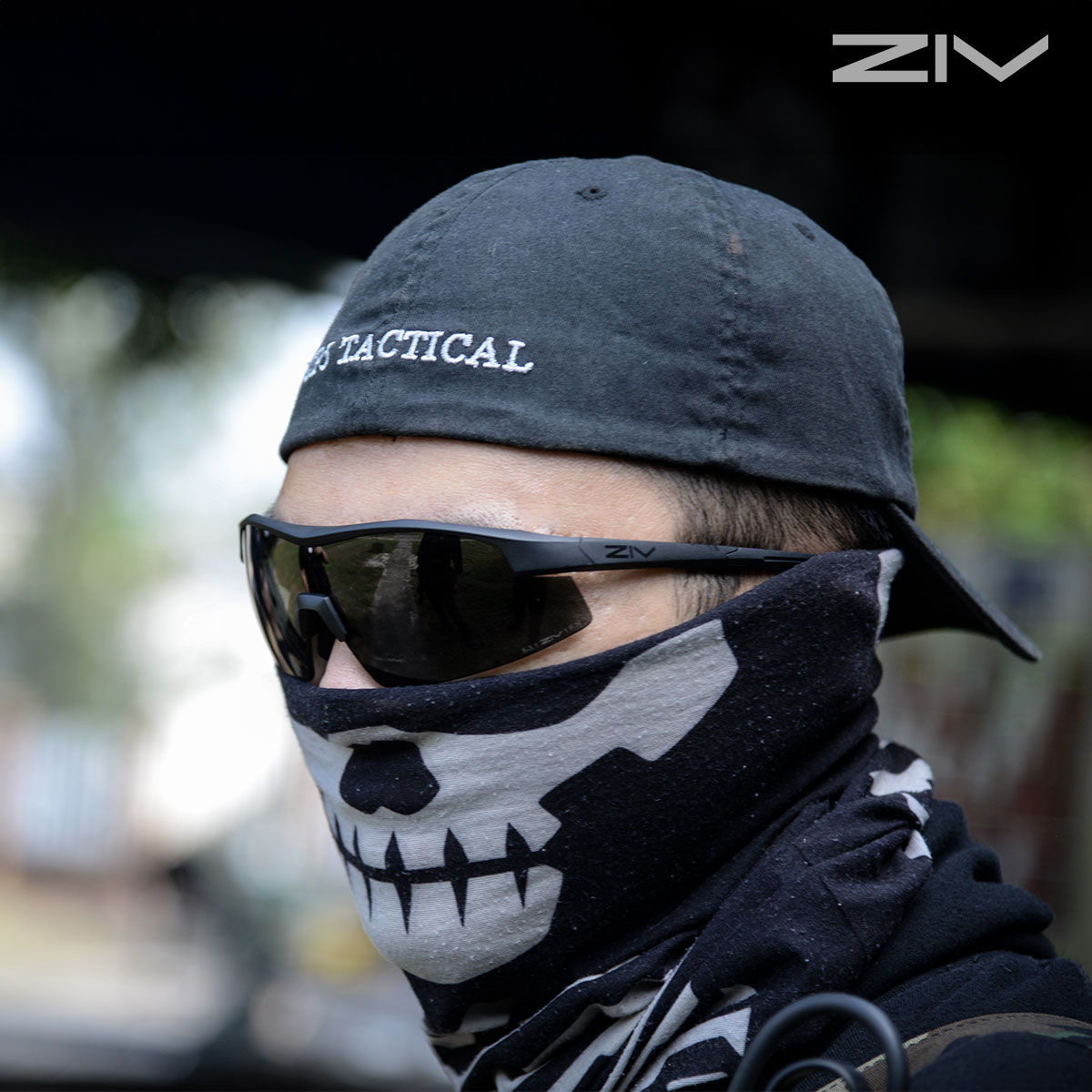 戴ZIV-Action軍用安全眼鏡的射擊玩家