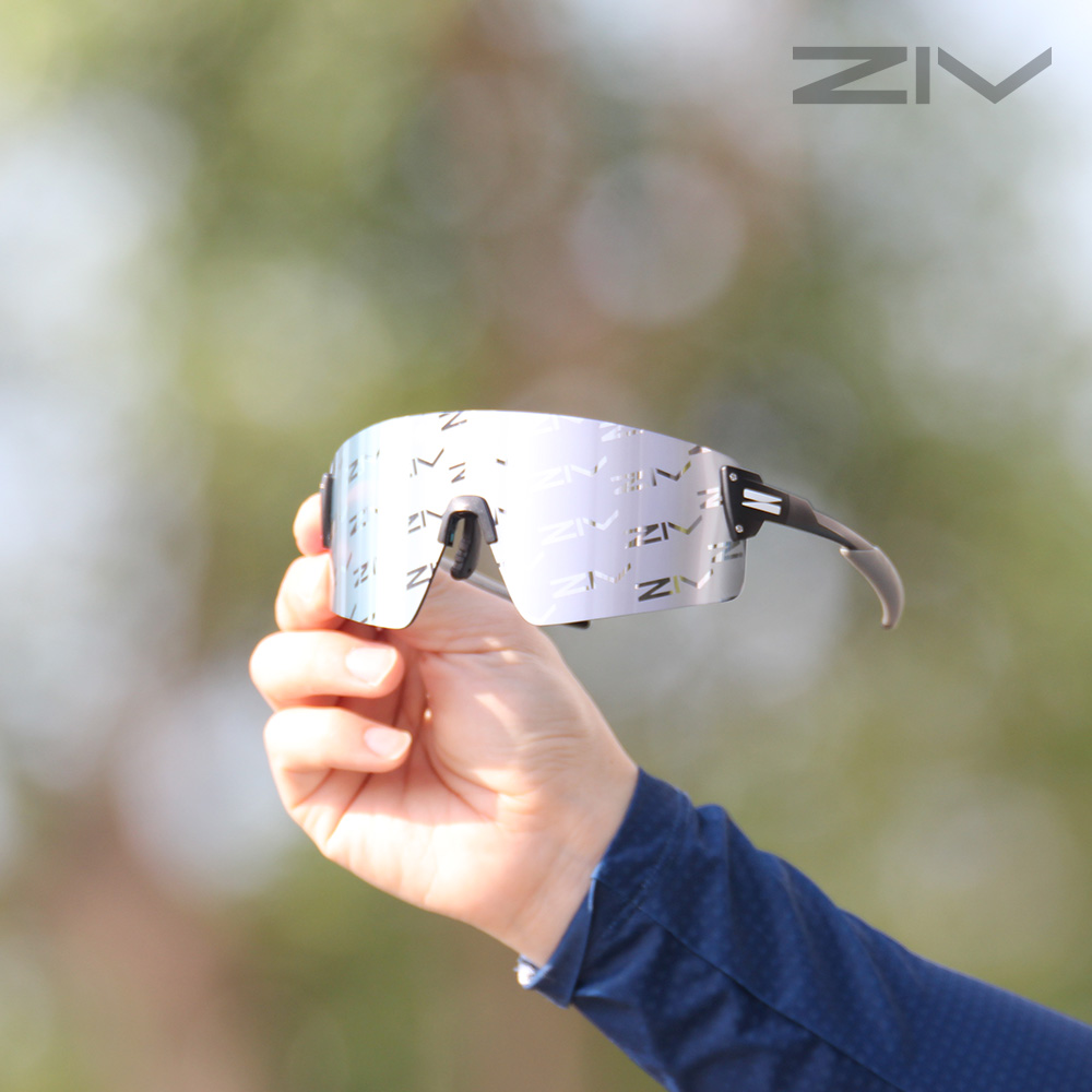 自行車騎士配戴ZIV科技限量款運動眼鏡