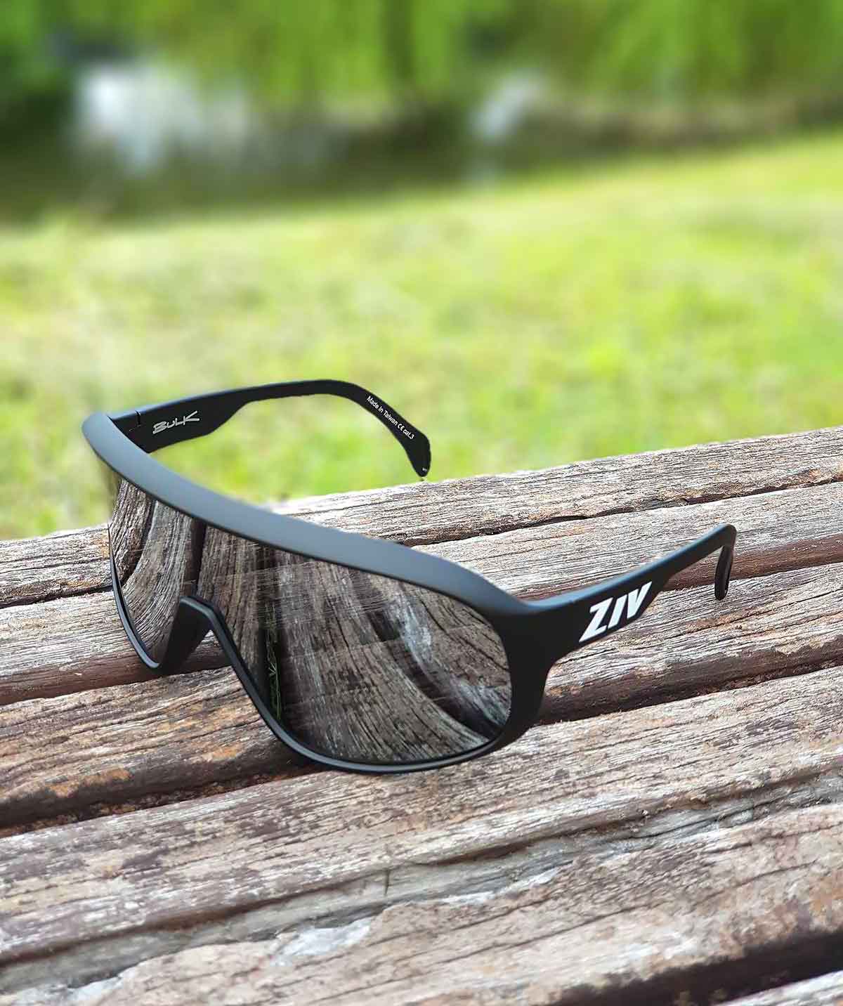 BULK系列編號129的亮黑框運動眼鏡