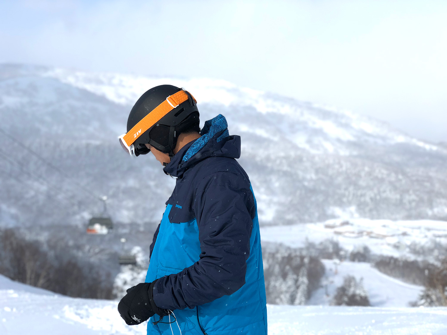 戴著ZIV雪鏡的年輕男孩，站在雪地裡