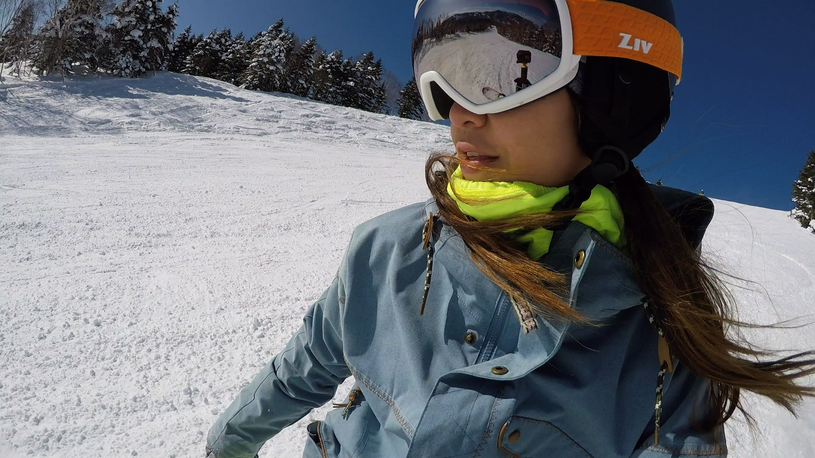 戴著ZIV雪鏡的長髮年輕女孩，正在滑雪