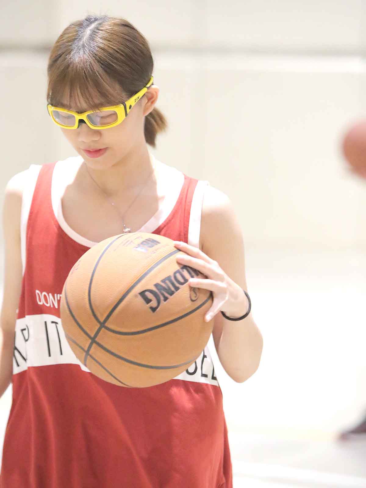 配戴ZIV近視運動安全眼鏡打籃球