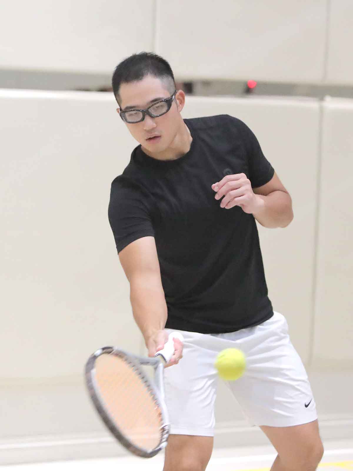 配戴ZIV近視運動安全眼鏡打網球