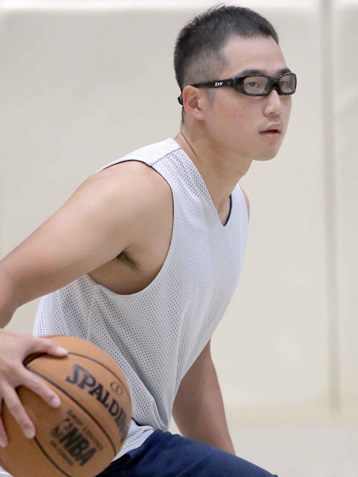 配戴ZIV近視運動安全眼鏡打籃球