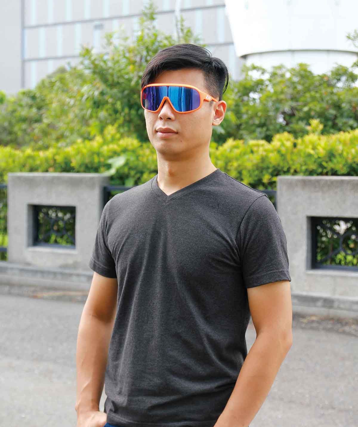 男性配戴BULK系列編號125的霧螢光橘框運動眼鏡