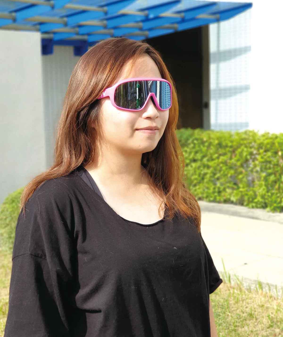 女性配戴BULK系列編號126的螢光粉紅框運動眼鏡