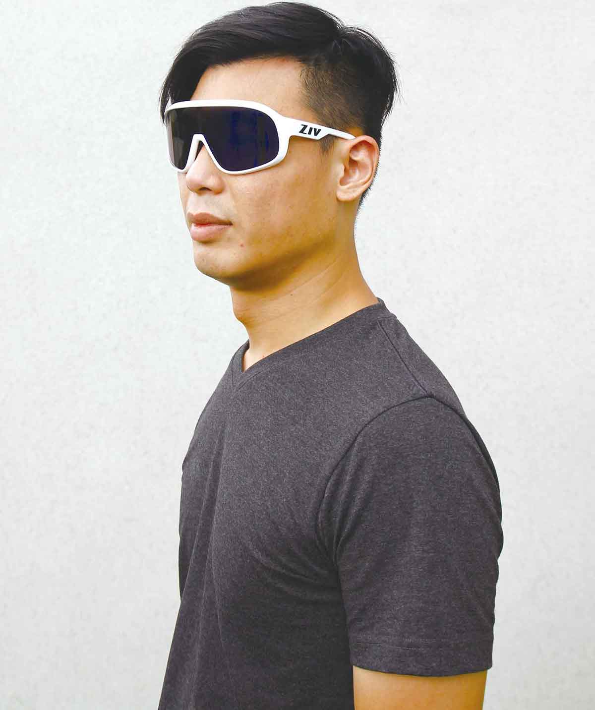 男性配戴BULK系列編號128的消光白框運動眼鏡