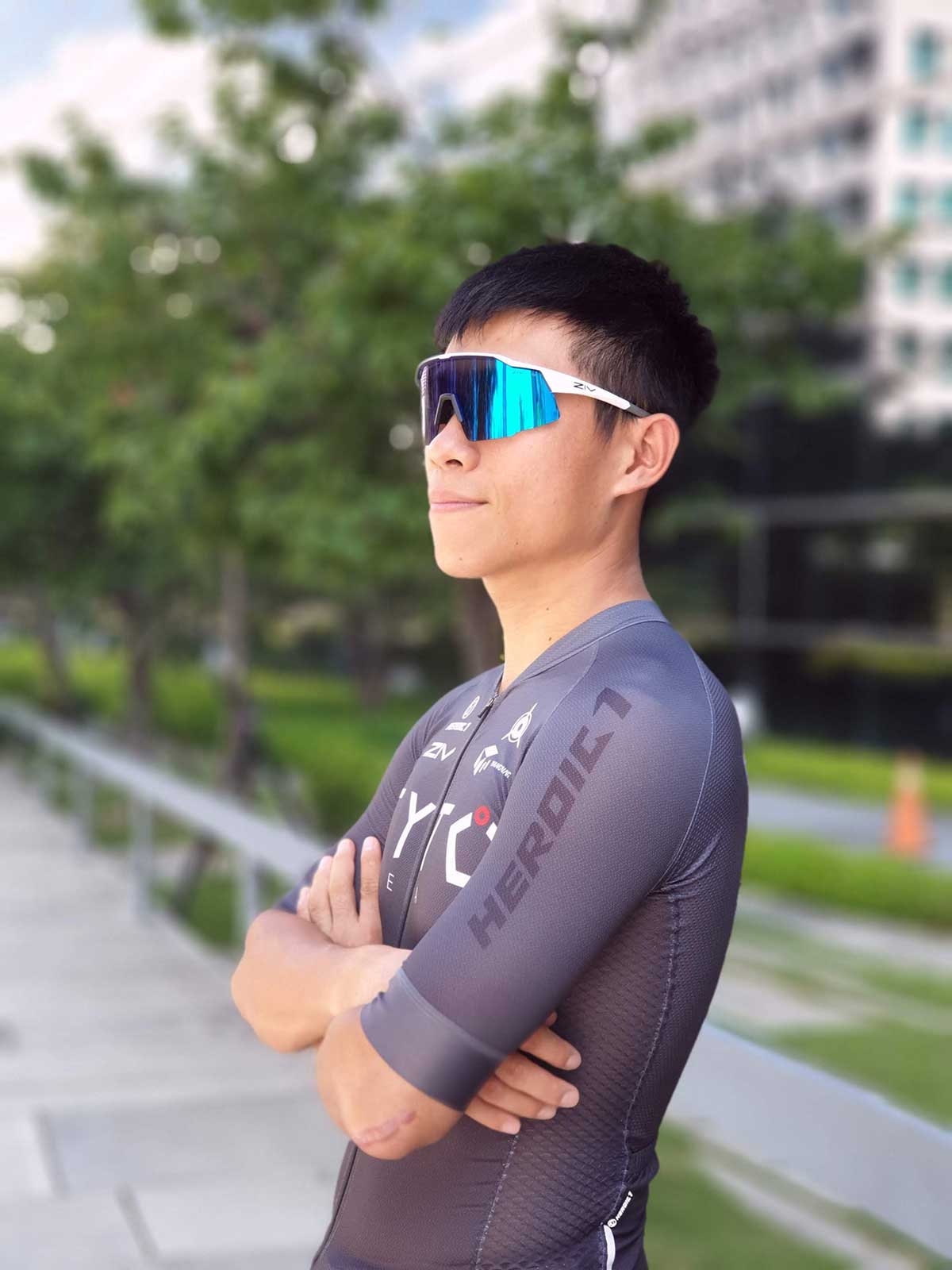 男性配戴RACE系列157霧白框運動太陽眼鏡