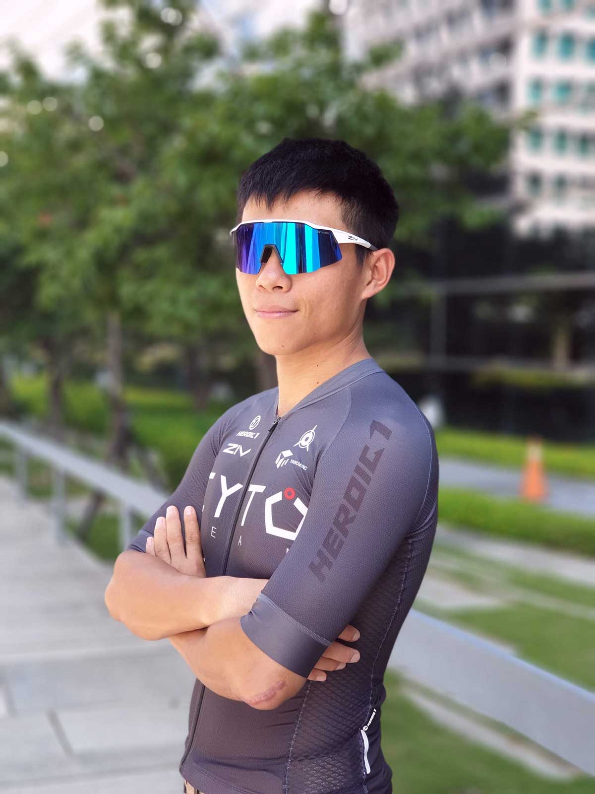 男性配戴RACE系列157霧白框運動太陽眼鏡