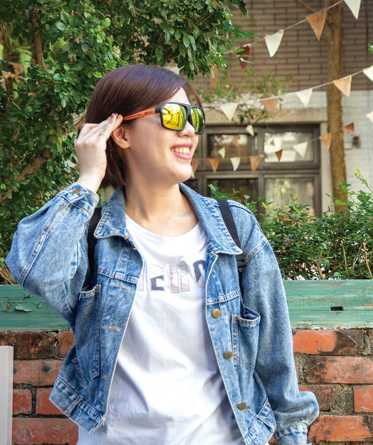 女性配戴ZIV橘黑框太陽眼鏡
