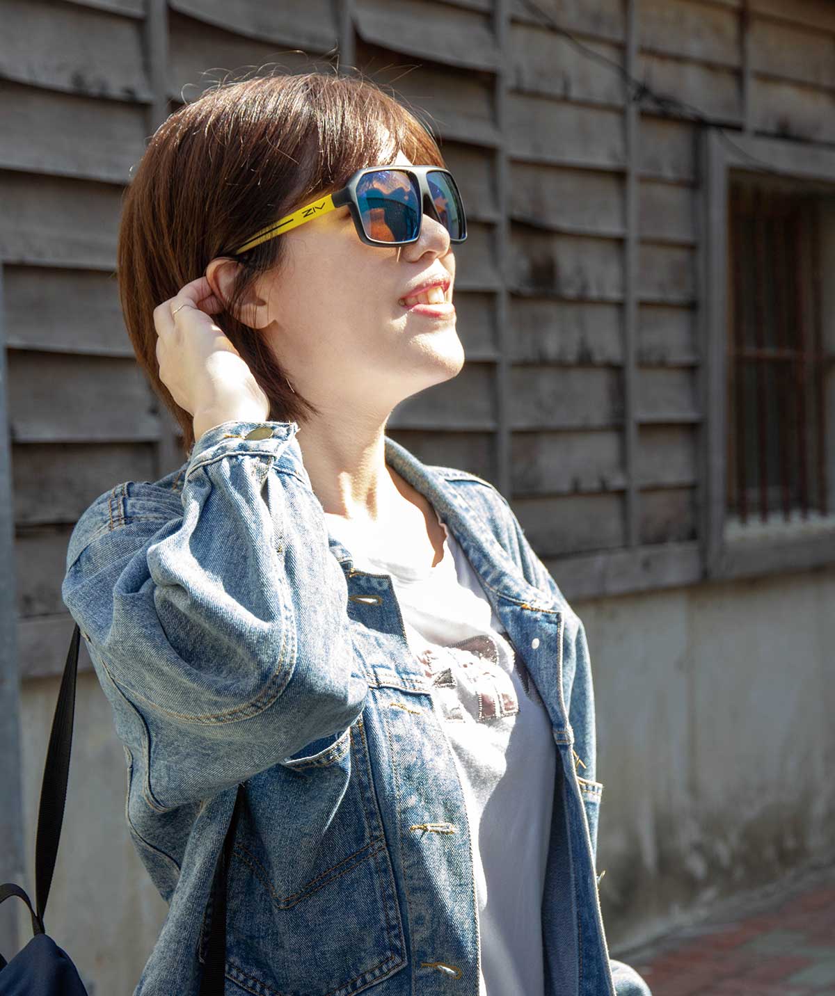 女性配戴ZIV霧黑黃框太陽眼鏡