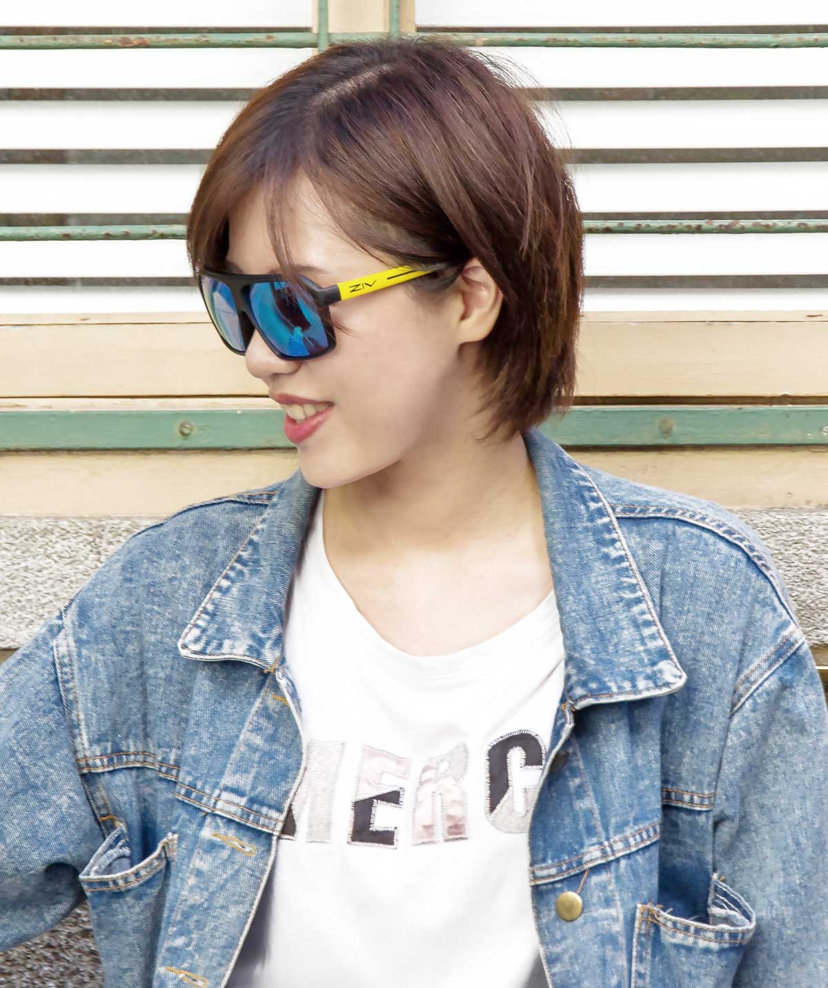 女性配戴ZIV霧黑黃框太陽眼鏡