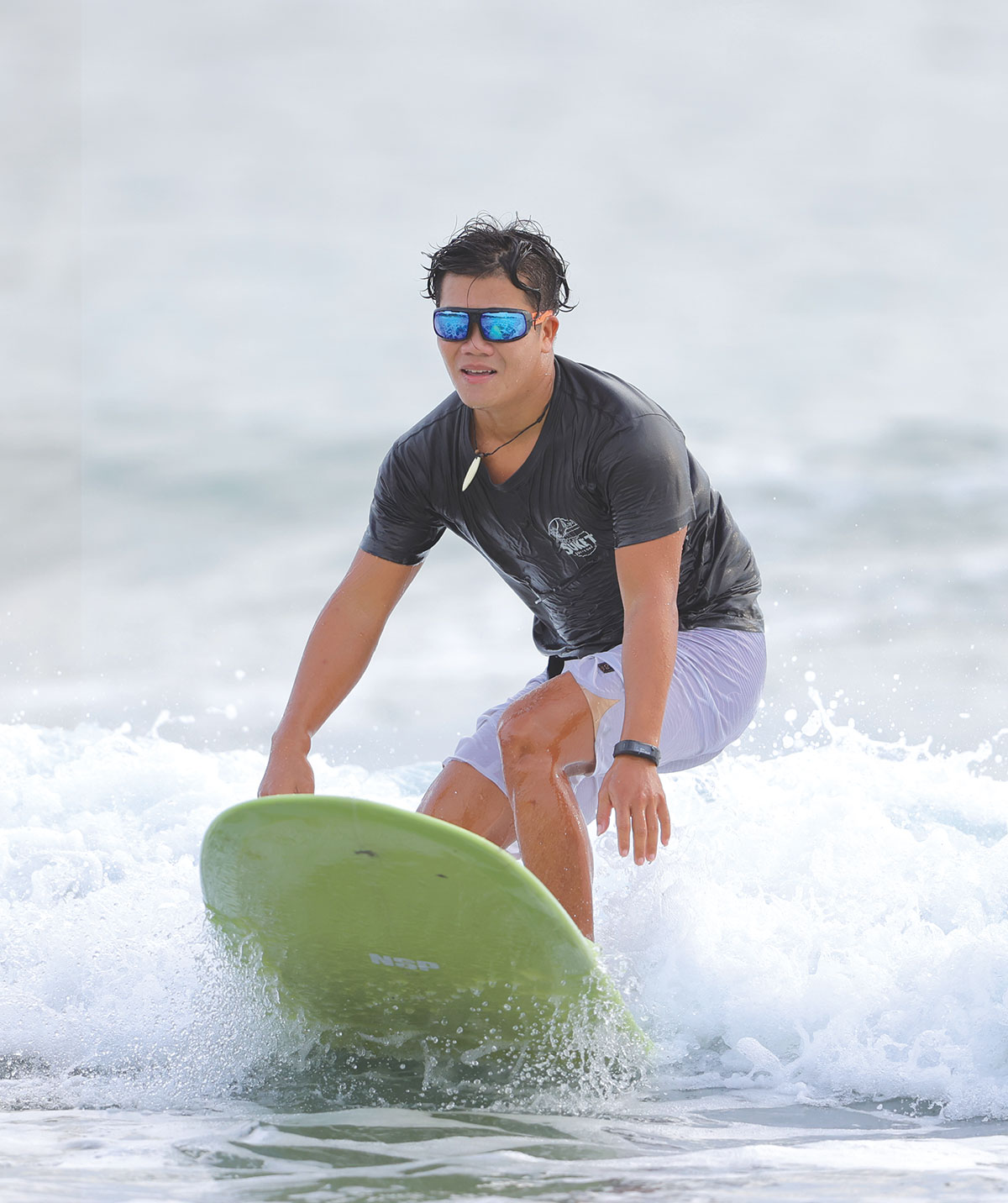 男性配戴FENIX系列水上運動太陽眼鏡衝浪