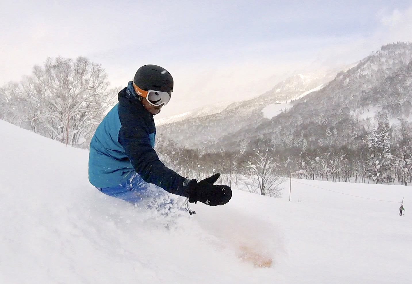 戴著ZIV雪鏡的年輕男孩，正在滑雪