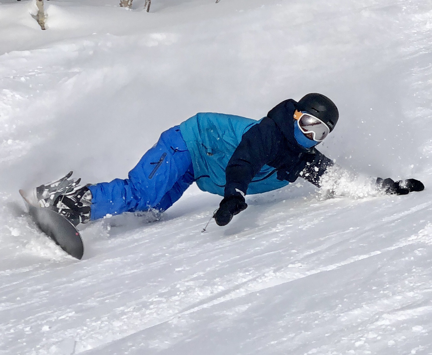 戴著ZIV雪鏡的年輕男孩，正在滑雪