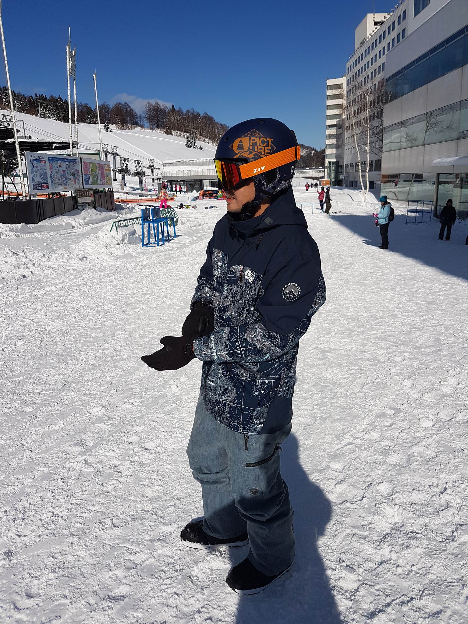 穿着深蓝色衣服，戴着ZIV雪镜的形象照，正滑者雪板